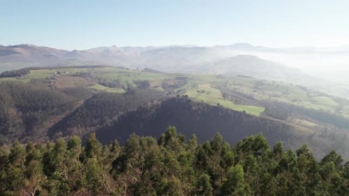 坎塔布里亚山谷的鸟瞰图。