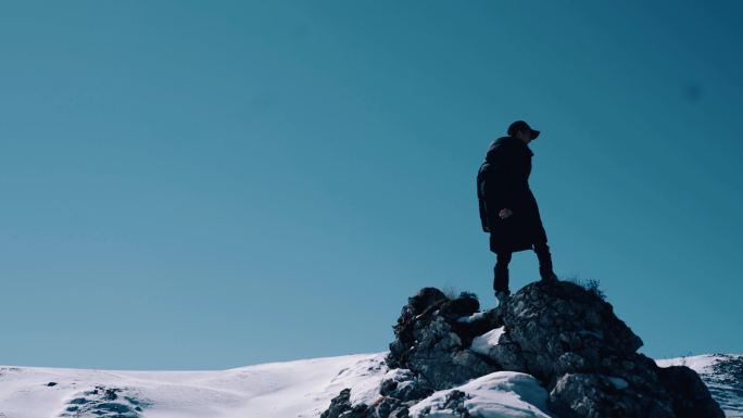 【4K】男子站在雪山顶上