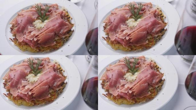 装满瑞士提契诺州典型肉的一盘食物的细节照片