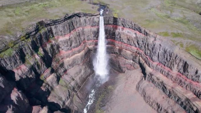 Hengifoss瀑布，被东冰岛的flj ã ³ tsdalshreppur的玄武岩地层和河流所包围