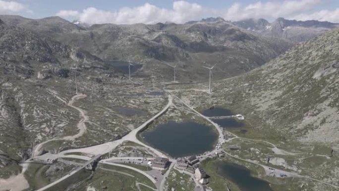 空中无人机拍摄了山口顶部的小湖