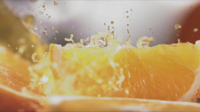橙汁以1400fps的速度溅到橙片上的慢动作镜头。