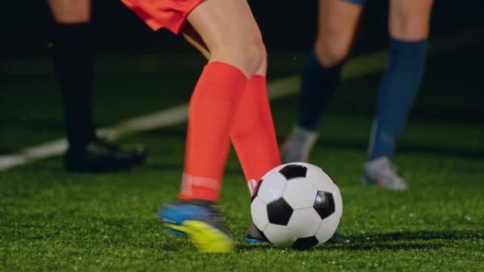 一名女足球运动员晚上踢球的SLO MO TS腿