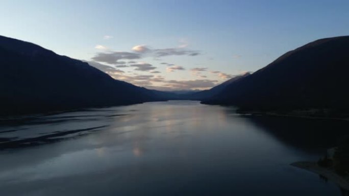 山湖宁静时刻的空中风景