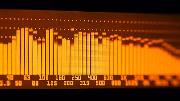 专业音乐会均衡器显示屏上有黄色频谱分析仪