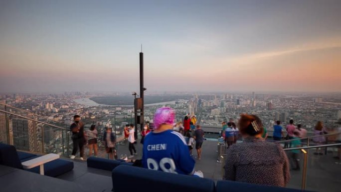 日落天空曼谷市著名摩天大楼拥挤的顶部视点全景4k延时泰国