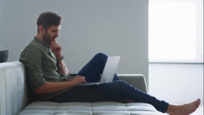 放松的人正在用笔记本电脑上网，周末独自一人坐在家里，寻找信息