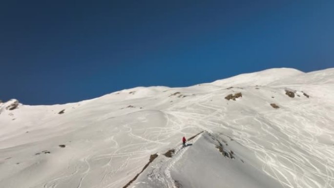 空中无人机拍摄了滑雪者在雪山上徒步旅行的镜头