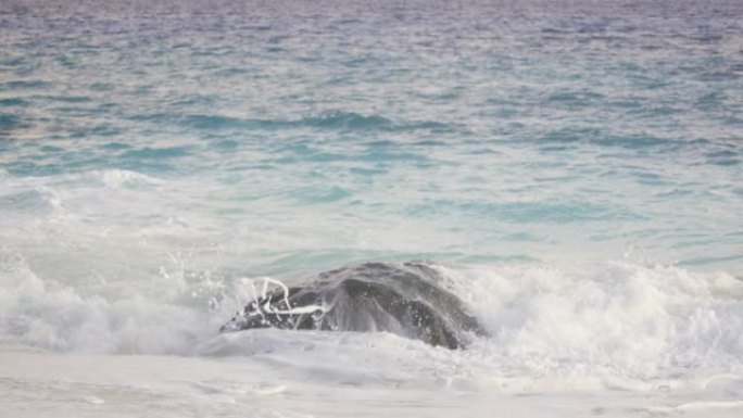 海浪在海滩上坠落的细节镜头