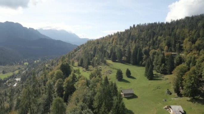 在高耸的山峰和山谷之间飞行的鸟瞰图