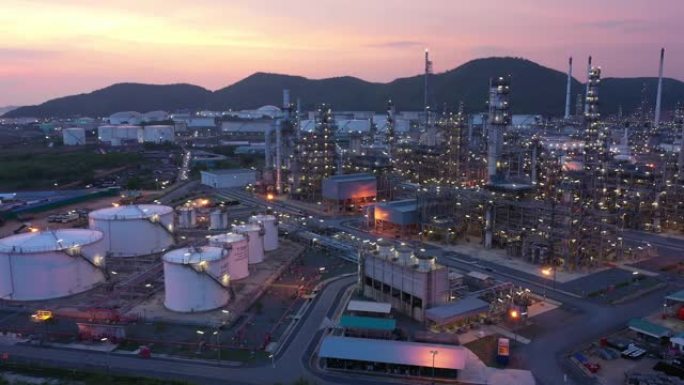 黄昏时炼油厂和油箱的鸟瞰图。商业和石化厂，储油罐以及黄昏时期的能源和钢管