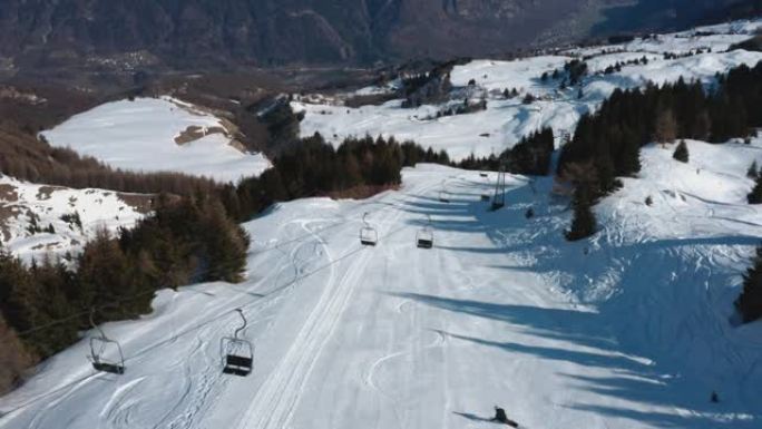 一名滑雪者从山坡上降落的空中无人机拍摄