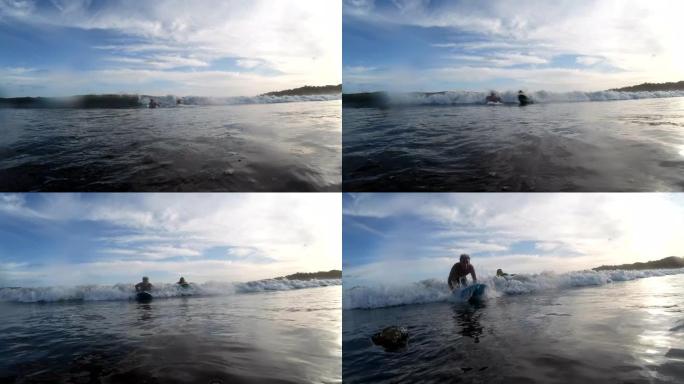 成熟的情侣boogey-board和练习冲浪，在海洋冲浪