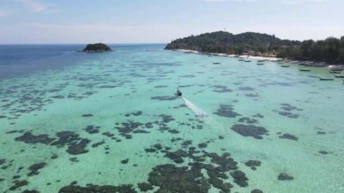 泰国南部利培岛游船航行时，清晰透明的海洋和珊瑚的鸟瞰图