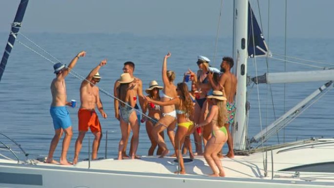 SLO MO一群人在海上的游艇上跳舞