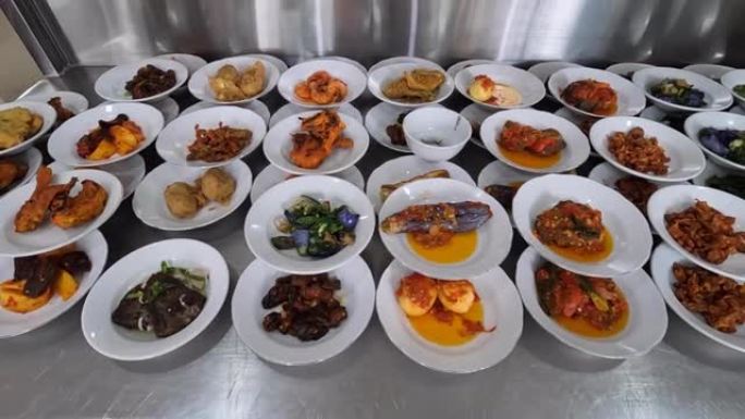 巴东餐厅或巴东美食餐厅，提供一系列菜肴，包括古莱telor、鸡蛋煎蛋卷、茄子巴拉多、炸鸡、红辣椒虾和