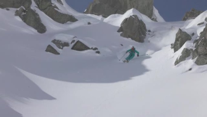 在山上的斜坡上拍摄滑雪者的慢动作