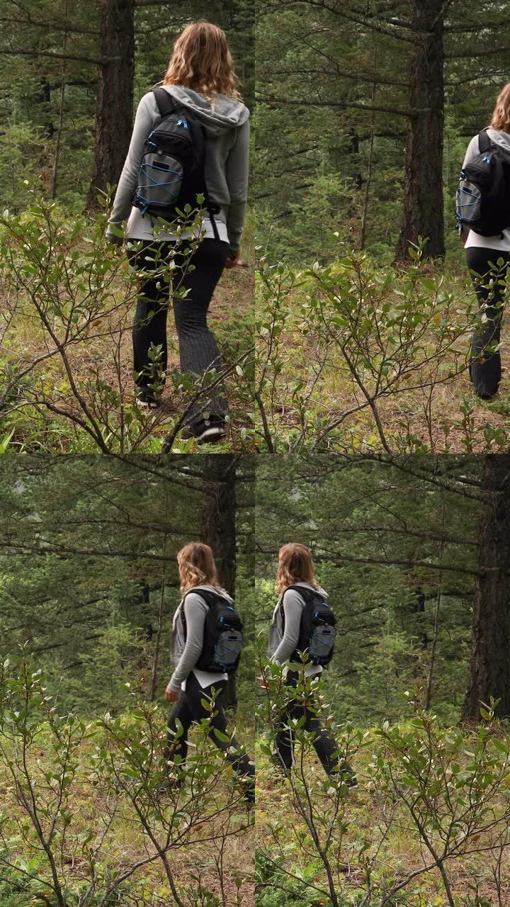 年轻女子在森林中徒步旅行，试图导航