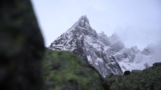 揭露积雪覆盖的山峰的镜头