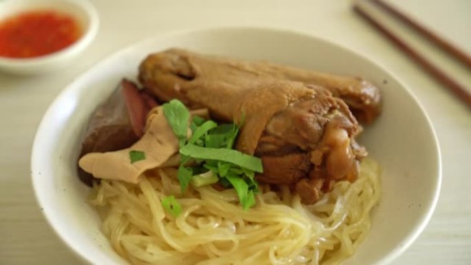 白碗红烧鸭干面 -- 亚洲美食风格