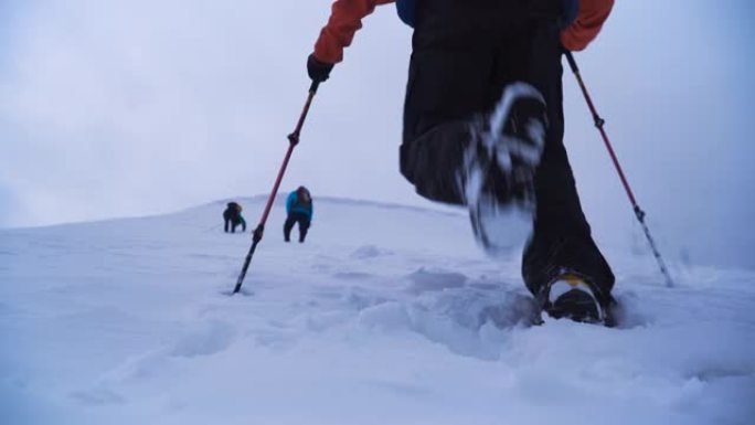 登山朋友升雪，走向山顶