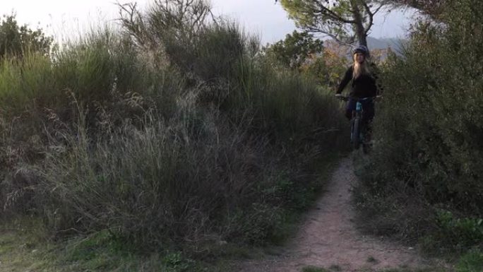 山地车穿越森林山脊，看上去