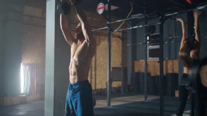 有六块腹肌的性感男人在健身俱乐部训练，举重，收紧腹肌，胸部肌肉