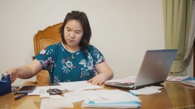 亚洲妇女计算财务计划预算