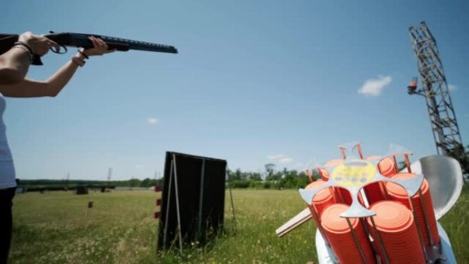 运动员从双管shot弹枪射击，这是射击测试的运动场，正在飞碟射击