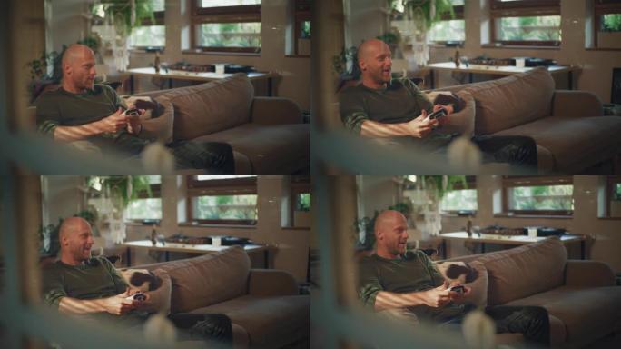 在家放映时间。男人在和他的狗玩电子游戏时放松
