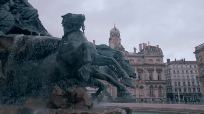 在里昂市Terreaux广场的Fontaine Bartholdi的镜头是该市著名的雕塑。背景是城市