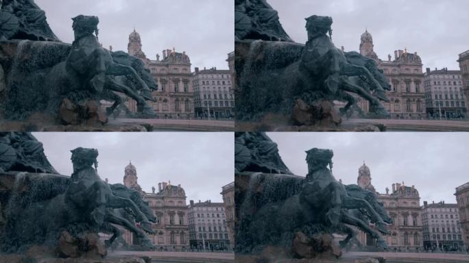 在里昂市Terreaux广场的Fontaine Bartholdi的镜头是该市著名的雕塑。背景是城市