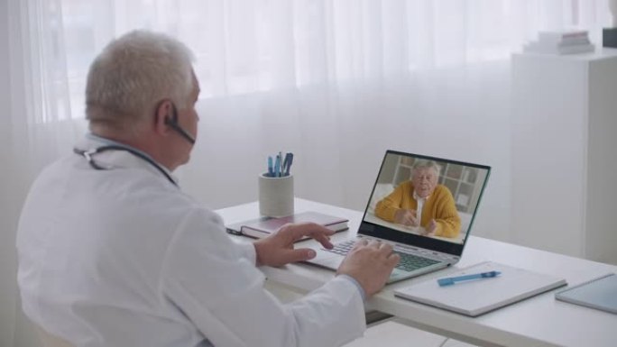 网上预约胃肠病专家，老年男性患者正在通过网络咨询医生，谈论症状