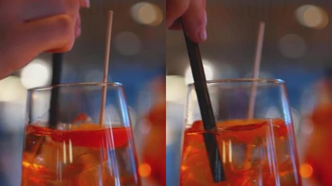 餐厅桌子上红色混合饮料的垂直细节拍摄