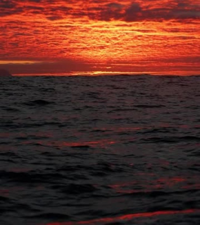 一艘帆船在开阔的海洋上雄伟的海上日落