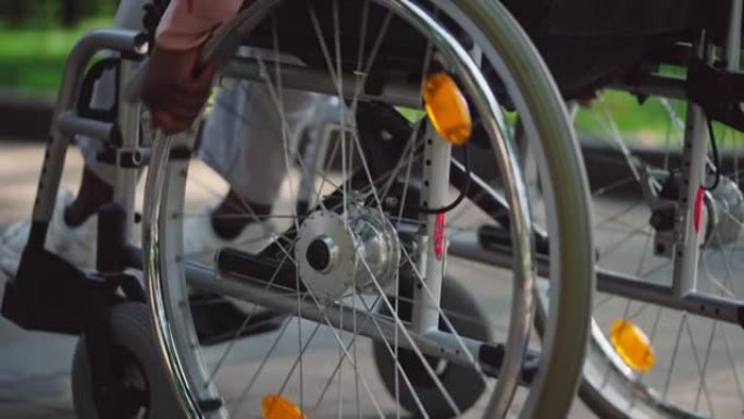残疾人使用手动轮椅、移动辅助装置的特写镜头
