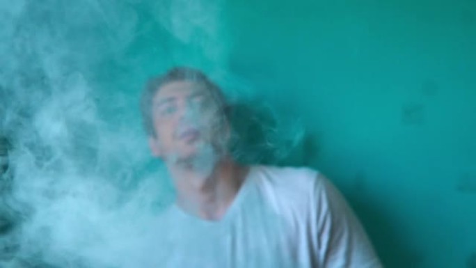 高加索人抽烟吹烟。蓝色背景