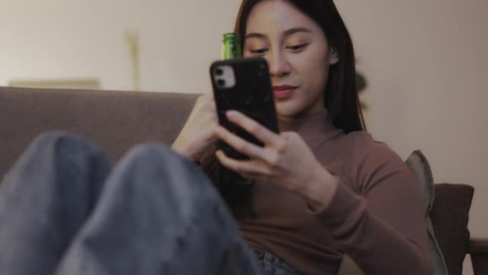 新常态: 亚洲女性在智能手机上进行视频通话