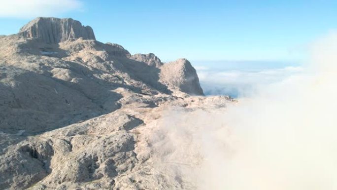 飞越山峰的鸟瞰图自然群山