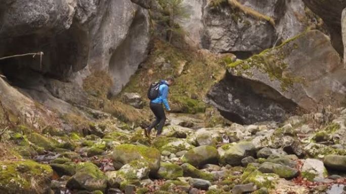 年轻人徒步旅行岩石峡谷