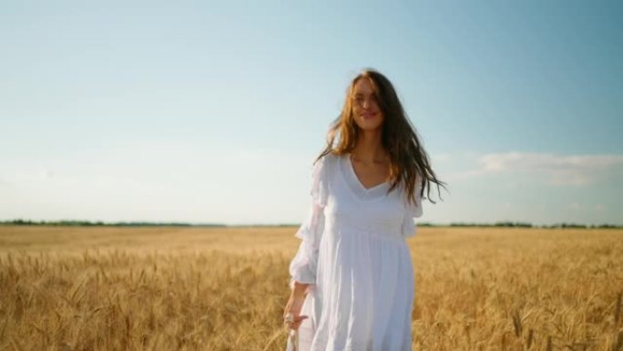 穿着白色连衣裙长发的漂亮年轻女子在农田里休息，在金黑麦田里画像