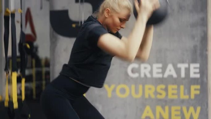 苗条的金发女人在健身房做大满贯运动，积极的生活方式，力量