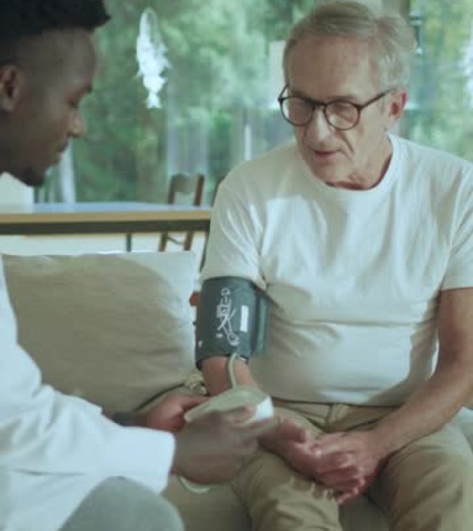 非洲民族男医生测量老年患者血压垂直视频