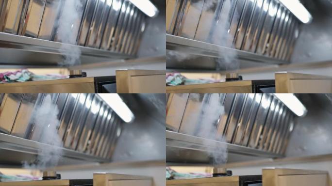 蒸汽从餐厅厨房的炉子里出来