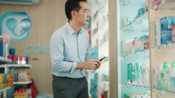 亚洲男子选择买药药店拍摄医生挑选