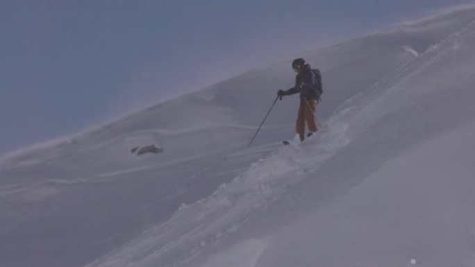 滑雪者从白雪皑皑的山坡上下来的慢动作镜头