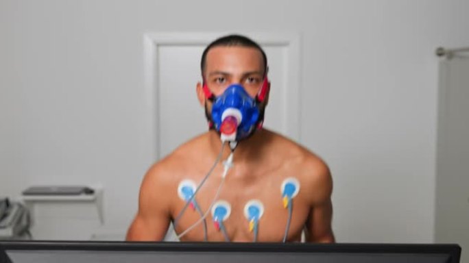 DS男运动员在肺测试验中跑步