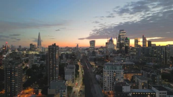 (轰隆声)从无人机视角俯瞰伦敦，沿着著名的凯布尔街向西望去