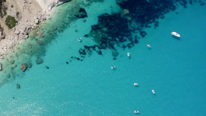 空中无人机拍摄了停泊在岛屿岩石海岸线上的船只