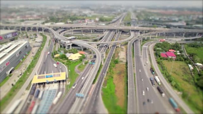 无人机的观点，高架高速公路上的交通。